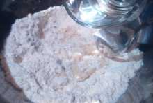 добавляем воду с солью