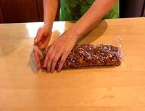 закручиваем края пленки по краям.