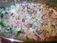 содержимое в кастрюле для окрошки на майонезе