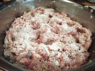 перемешиваем фарш и сырую манку