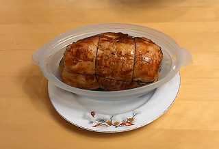 Рулет почти готов, теперь его нужно положить в емкость, накрыть тарелочкой и придавить грузом на 3 часа.