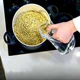 заливаем крупу холодной водой