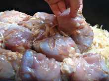 на лук выкладываем замаринованное мясо