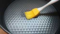 смазываем форму маслом