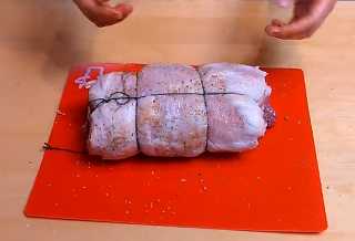 Берем капроновую нитку и туго связываем рулет со всех сторон.