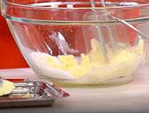 взбиваем масло с сахаром