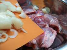 добавляем лук к мясу