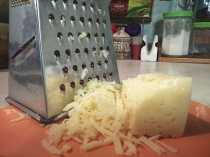 натираем сыр на крупной терке