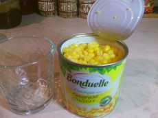 открываем банку с консервированной кукурузой