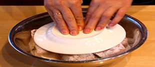 накрываем сало тарелкой и придавливаем грузом