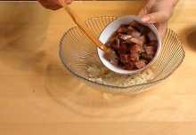 Сельдь освобождаем от хребта и мелких костей, нарезаем кубиками – чуть больше крупного, выкладываем на лук.