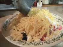 давим зубчик чеснока в салат