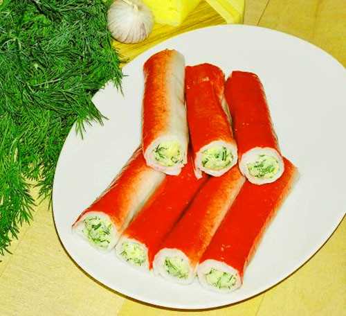 Крабовые палочки, фаршированные сыром и яйцами.
