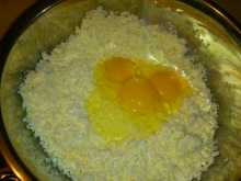 в творог добавляем яйцо
