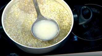 добавляем стакан жидкости от варки перловки