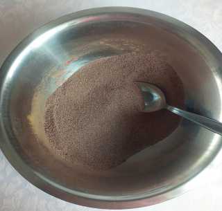 Смешайте в глубокой миске манную крупу, порошок какао, сахар, корицу, имбирь и ванилин.