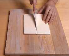 Лист теста разрезаем на 2 половинки.