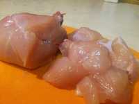 нарезаем мясо для каши гречневой с куриной грудкой