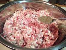 добавляем в фарш чёрный молотый перец