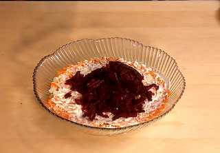 Берем свеклу темного цвета, хорошо промываем водой, закладываем в кипящую воду и с момента закипания отвариваем её в течение 1 -2 часов – время варки зависит от размера корнеплода. Охлаждаем в холодной воде, очищаем от кожуры и натираем на крупной терке.