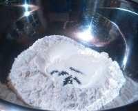 в миску насыпаем муку