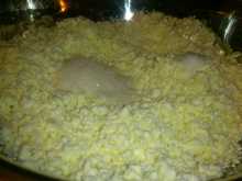 в творог добавляем соль и сахар