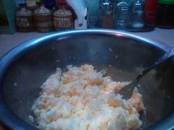 перемешиваем яичную смесь и тварог