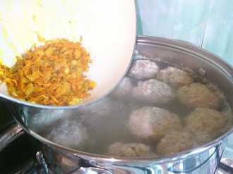 добавляем зажарку для супа картофельного с мясными фрикадельками