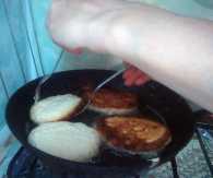 переворачиваем оладьи двумя вилками