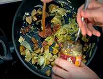 добавляем тушенку к луку