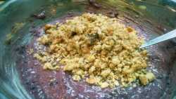 добавляем измельчённый орех в тесто