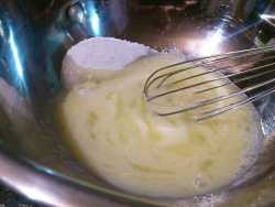 взбиваем яйца и сахар для кексов на сметане