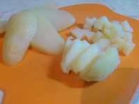 нарезаем картошку для окрошки на майонезе