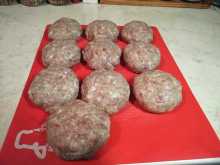 укладываем полуфабрикат котлет на мягкую досточку