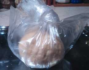 кладём колобок в пакет и убираем в холодильник на 25 минут