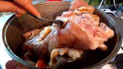 достаем из касрюли свиные ноги