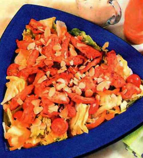 Теплый салат с куриной грудкой, помидор, сладкого перца  и курагой.