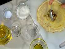 выкладываем на блин 2 ст. ложки начинки