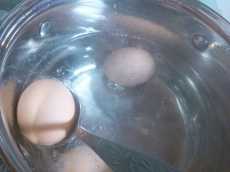 варим яйца для салат Нежность с крабовыми полочками и консервированной кукурузой