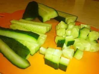 нарезаем огурцы для окрошки на майонезе