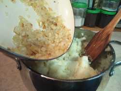 закладываем лук в картофельное пюре