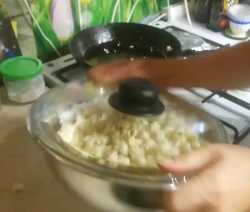 Миску накрываем крышкой и энергично встряхиваем её.