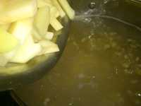 варим картофель для рассольника