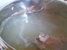 снимаем пену с картофельного супа со спагетти