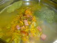 добавляем приправу в гороховый суп