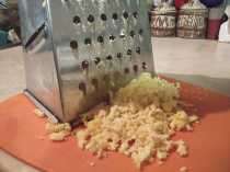 натераем желток на крупной терке