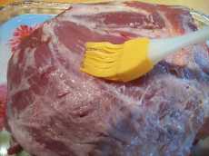 смазываем мясо подсолнечным маслом