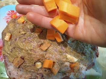 закладываем в пакет оставшийся чеснок и морковь