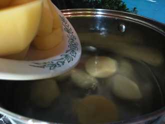 засыпаем порезанный картофель в кипящую воду