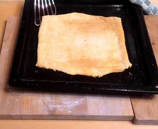 Каждый готовый корж выкладываем на досточку для остывания.